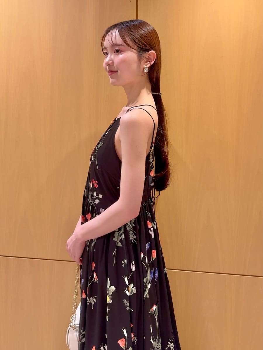 ホワイト系のテーラードジャケット、ブラック系のワンピース、ホワイト系のショルダーバッグを着用したレディースの春コーディネートの9枚目の写真