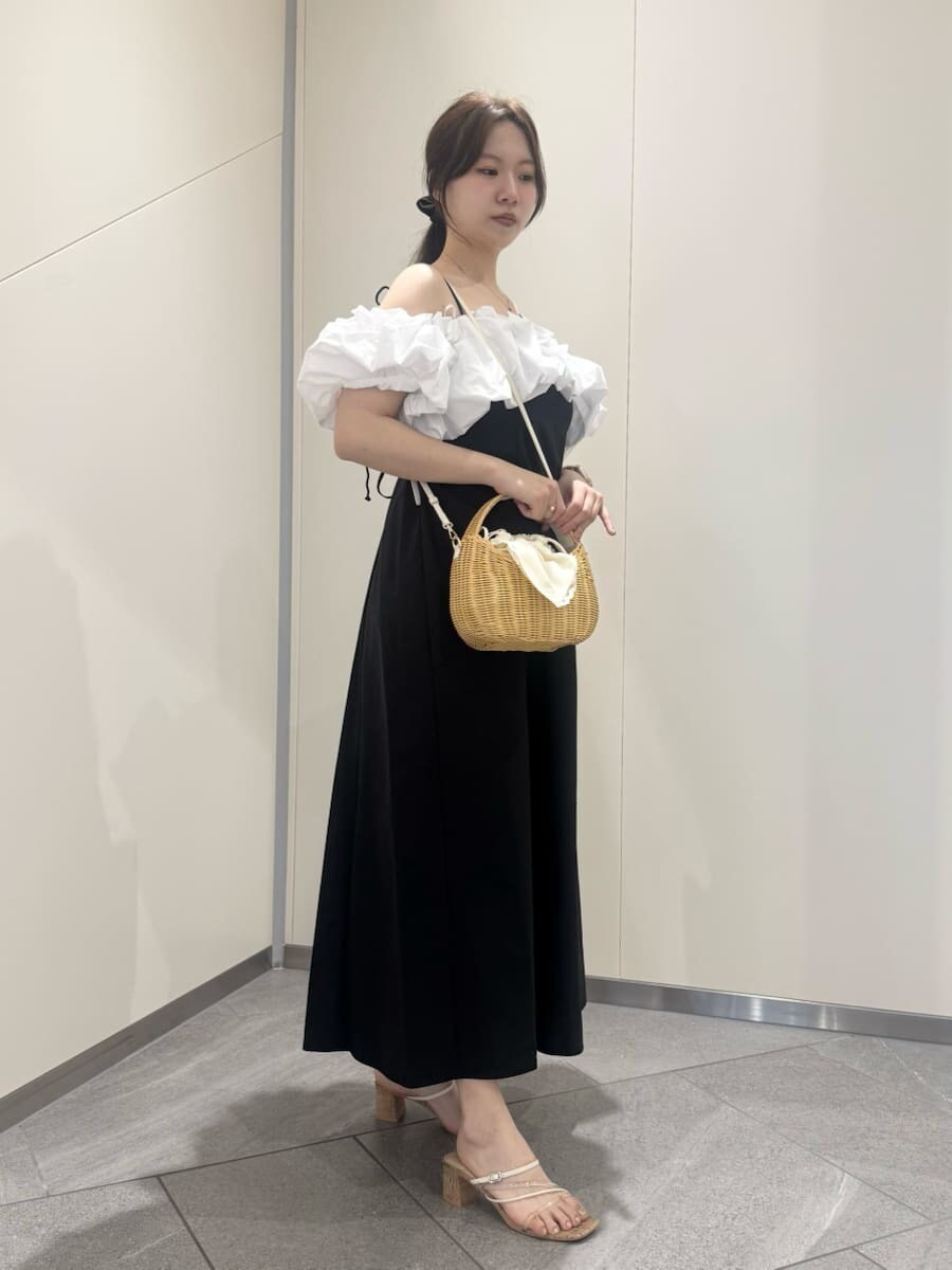 ホワイト系のかごバッグ、その他のワンピース、その他のサンダルを着用したレディースの夏コーディネートの3枚目の写真