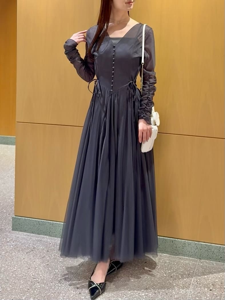 ブラック系のパンプス、ホワイト系のショルダーバッグ、シルバー系のネックレスを着用したレディースの冬コーディネートの4枚目の写真