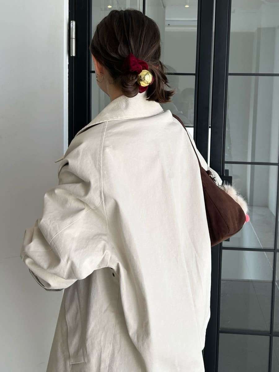 ホワイト系のブルゾンを着用したレディースの秋コーディネートの2枚目の写真
