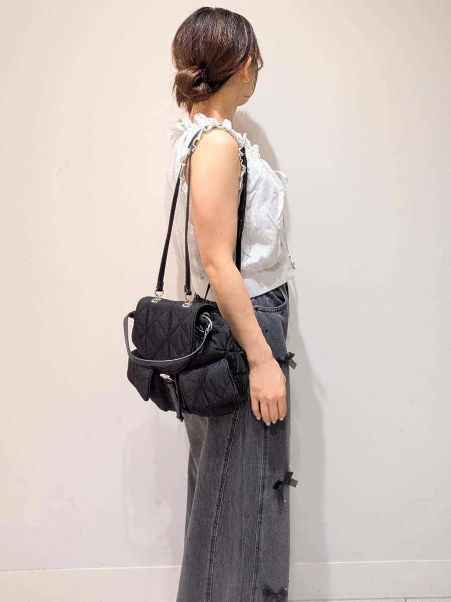 ブラック系のその他パンツ、グリーン系のシャツ/ブラウス、ブラック系のサンダルを着用したレディースの夏コーディネートの4枚目の写真