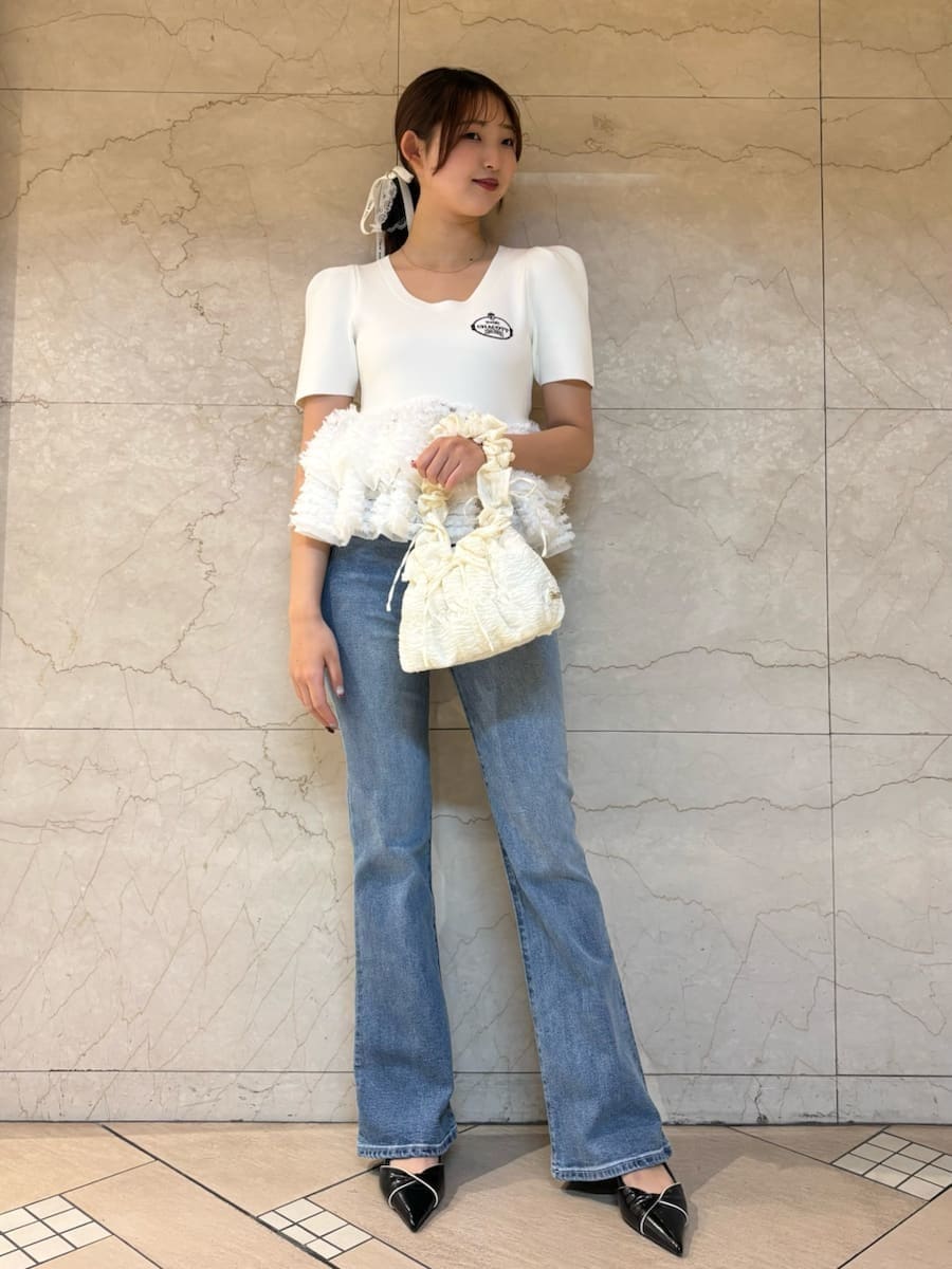 ブルー系のその他パンツ、ホワイト系のニット/セーター、ブラック系のパンプスを着用したレディースの春コーディネートの2枚目の写真