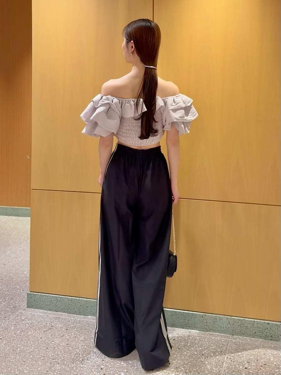 グレー系のシャツ/ブラウス、ブラック系のその他パンツ、ブラック系のショルダーバッグを着用したレディースの春コーディネートの3枚目の写真