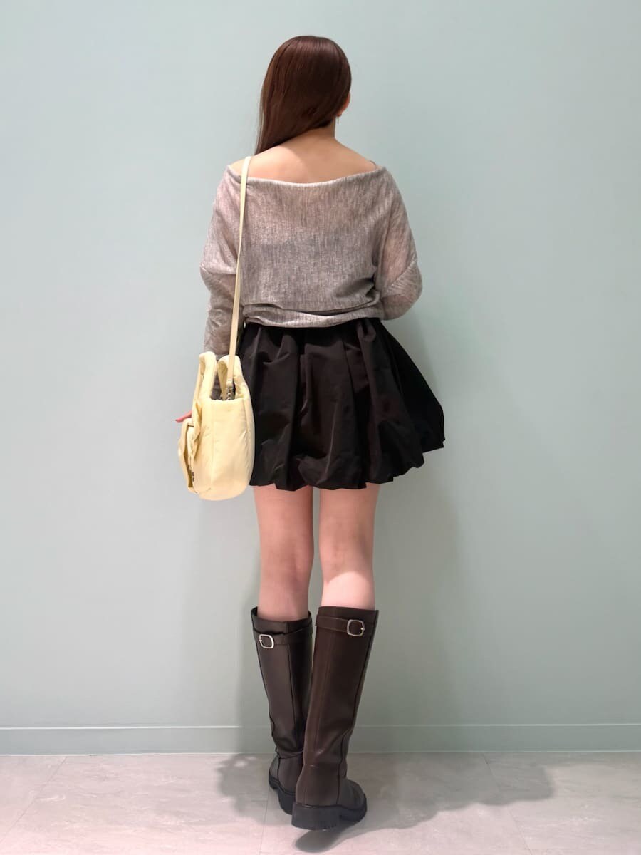 ホワイト系のブルゾン、ブラック系のその他パンツ、グレー系のニット/セーターを着用したレディースの冬コーディネートの6枚目の写真