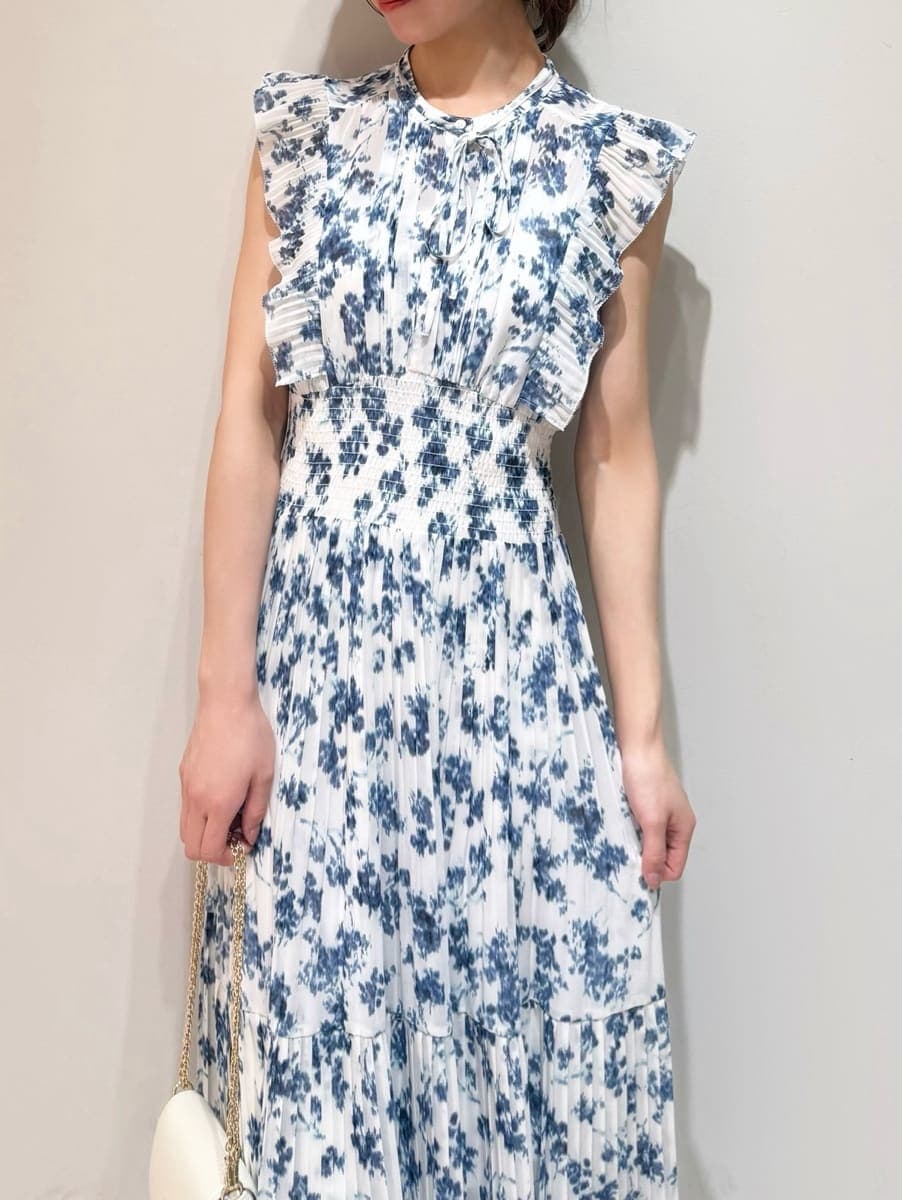 ブルー系のワンピース、ブルー系のテーラードジャケット、ブラック系のパンプスを着用したレディースの冬コーディネートの7枚目の写真