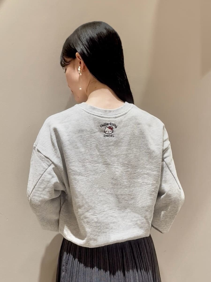 グレー系のスウェット、その他のスカート、ブラック系のハンドバッグを着用したレディースの秋コーディネートの6枚目の写真