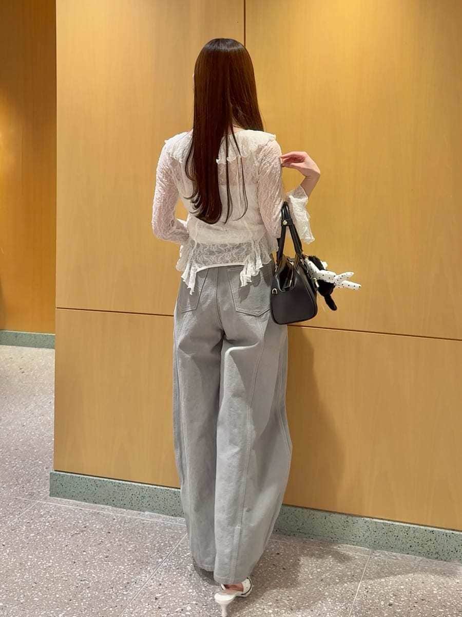 グレー系のデニムパンツ、ホワイト系のTシャツ/カットソー、その他のパンプスを着用したレディースの冬コーディネートの3枚目の写真