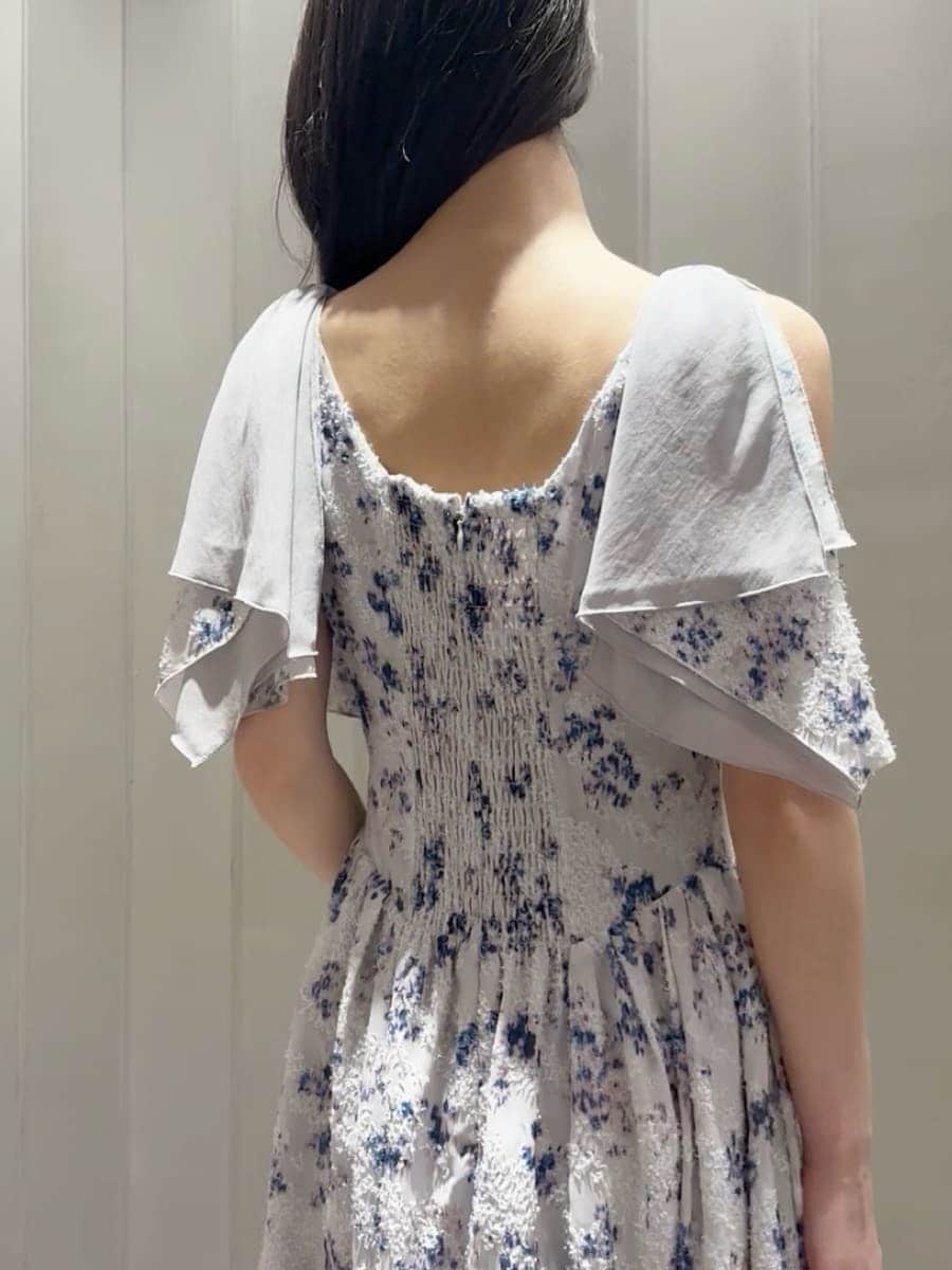 その他のワンピース、ブラック系のパンプス、ブラック系のハンドバッグを着用したレディースの春コーディネートの8枚目の写真