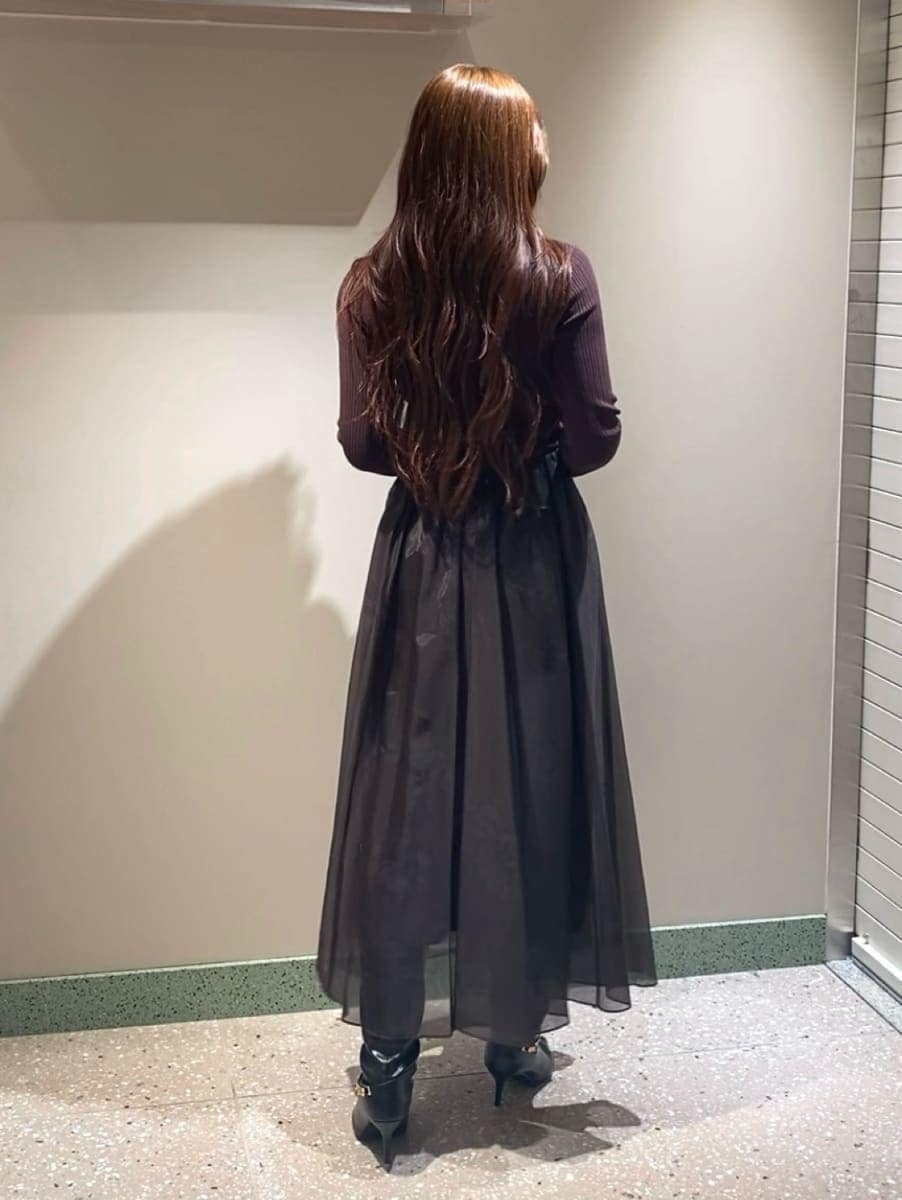 ブラウン系のワンピース、ブラック系のブーツ、ブラック系のショルダーバッグを着用したレディースの秋コーディネートの3枚目の写真