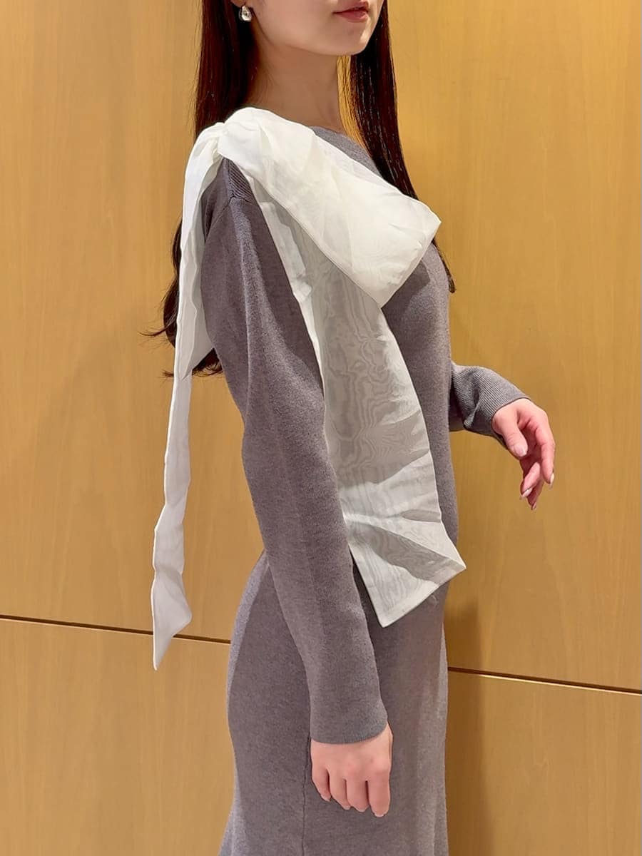 グレー系のワンピースを着用したレディースの冬コーディネートの5枚目の写真