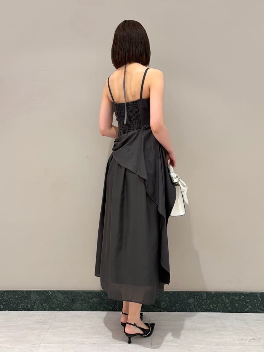 グレー系のワンピース、ホワイト系のカーディガン/ボレロ、ブラック系のパンプスを着用したレディースの春コーディネートの4枚目の写真