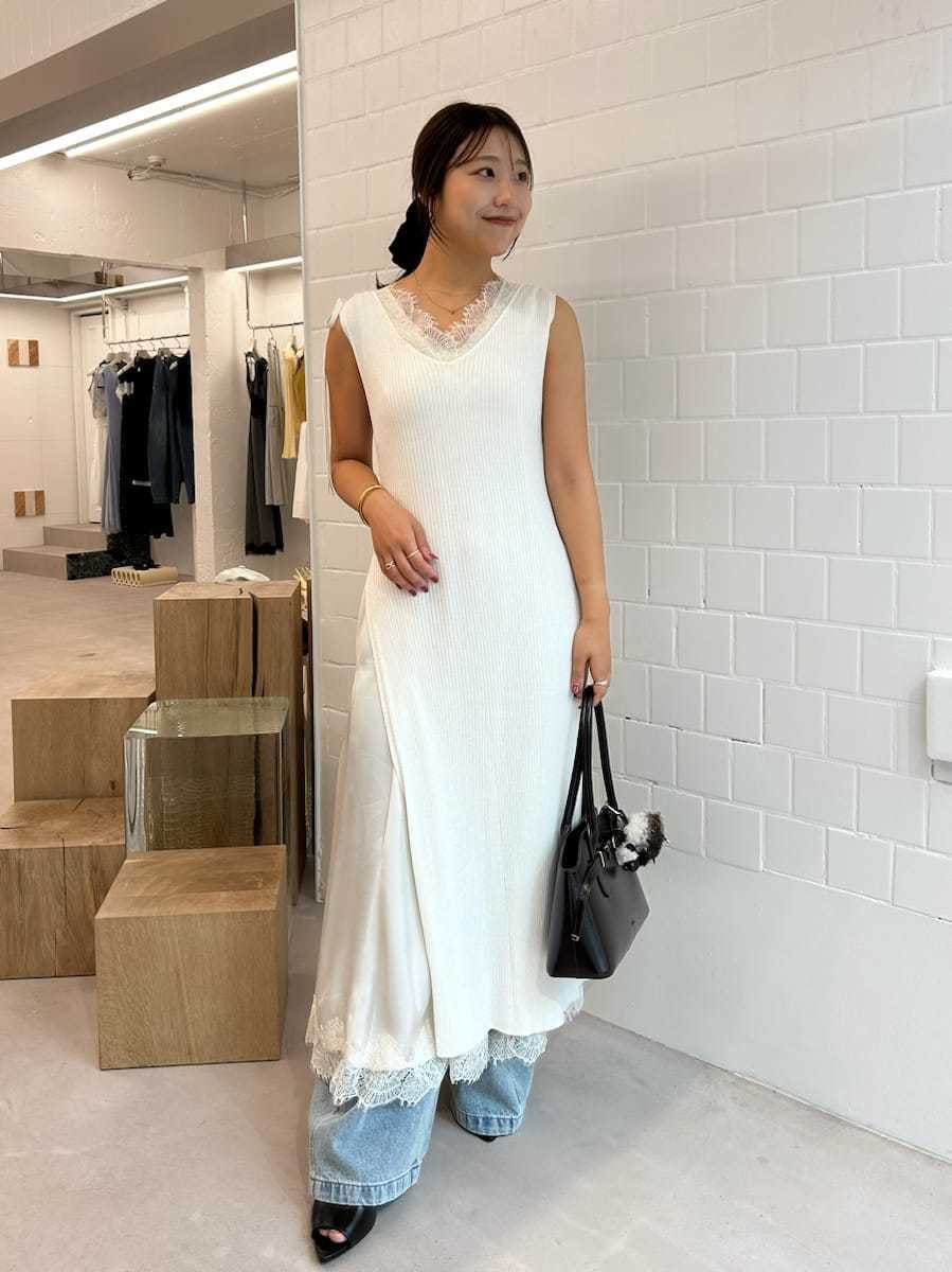 ホワイト系のキャミソール、ブルー系のデニムパンツ、ホワイト系のワンピースを着用したレディースの夏コーディネートの2枚目の写真