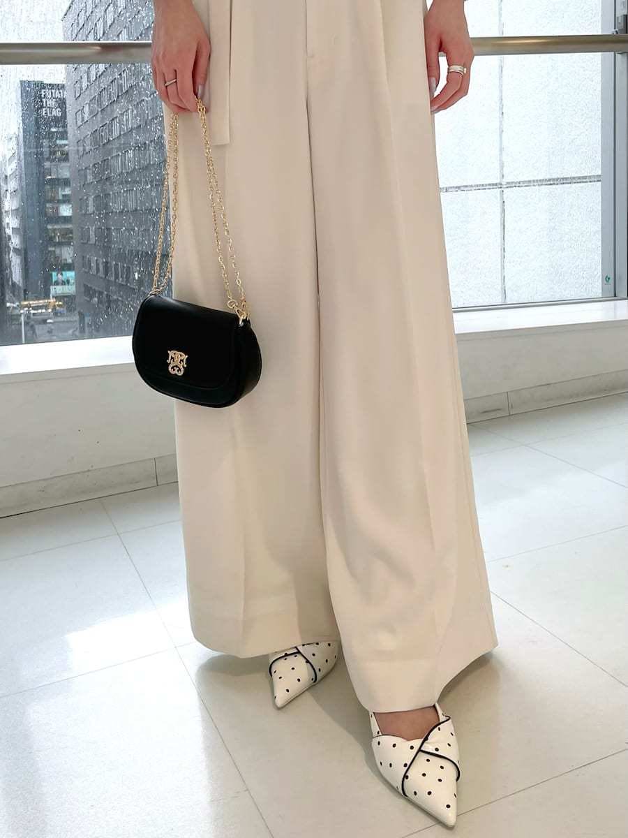 ホワイト系のその他パンツ、グレー系のシャツ/ブラウス、その他のパンプスを着用したレディースの春コーディネートの5枚目の写真