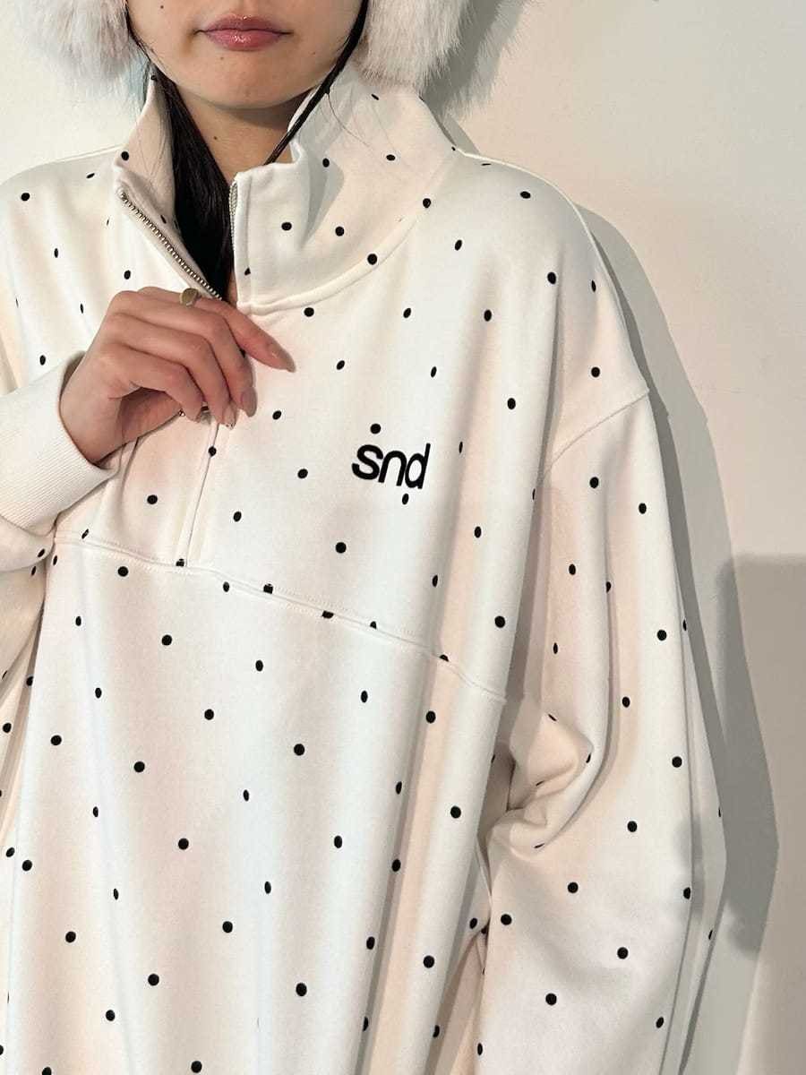 ホワイト系のその他パンツ、その他のTシャツ/カットソー、ホワイト系のイヤーマフを着用したレディースの秋コーディネートの7枚目の写真