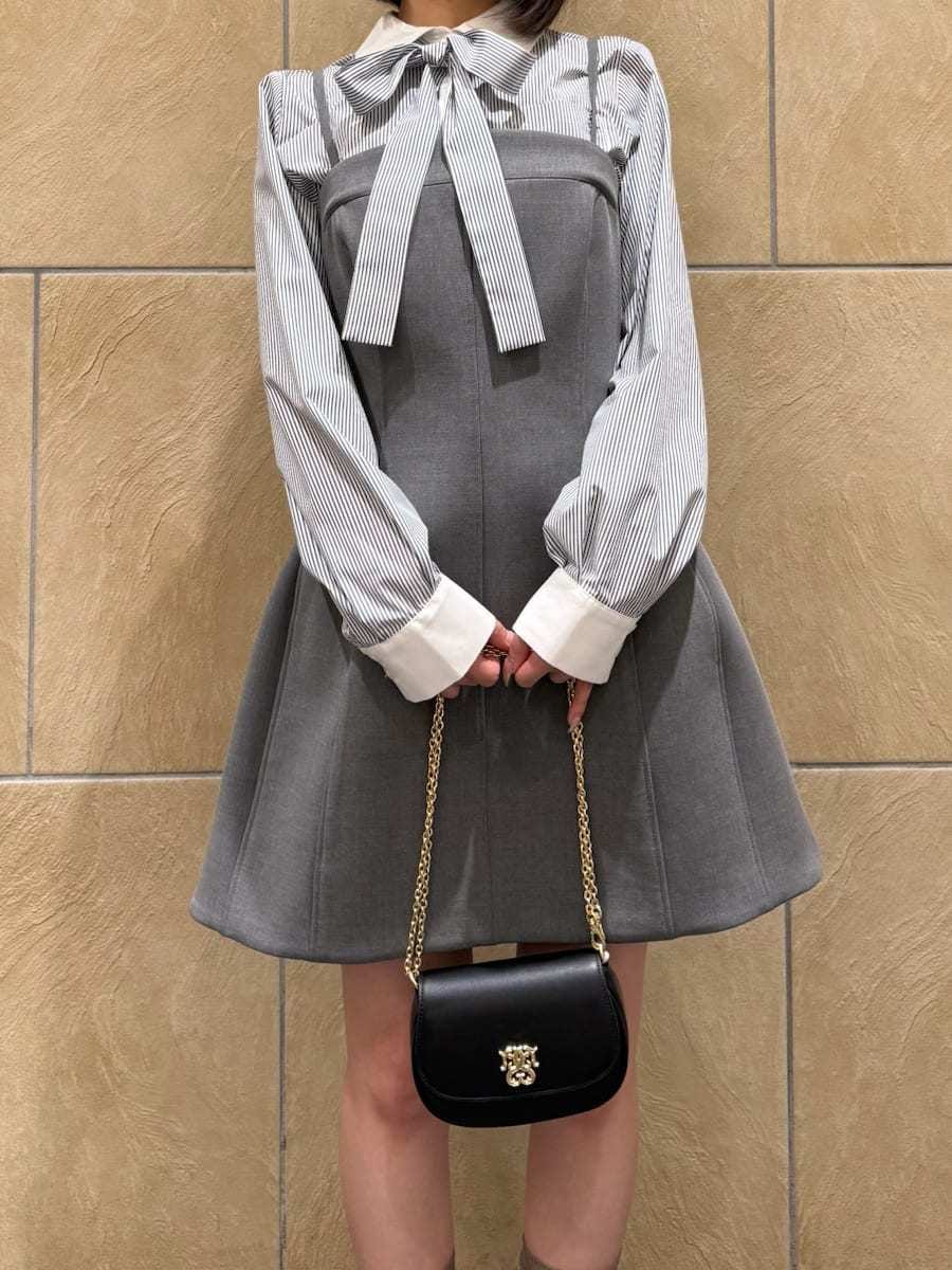 グレー系のワンピース、その他のシャツ/ブラウス、ブラック系のショルダーバッグを着用したレディースの冬コーディネートの4枚目の写真