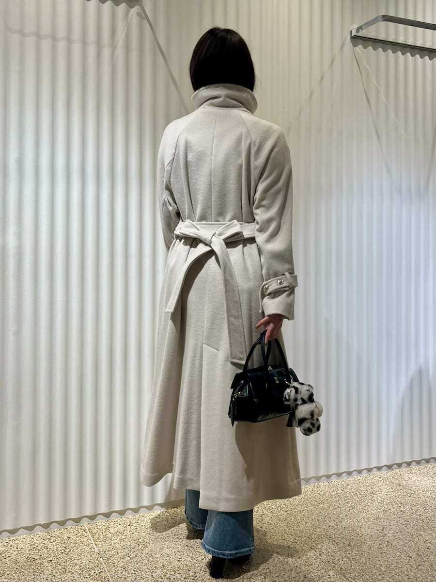 ホワイト系のチェスターコート、ブラウン系のTシャツ/カットソー、ブルー系のその他パンツを着用したレディースの秋コーディネートの3枚目の写真