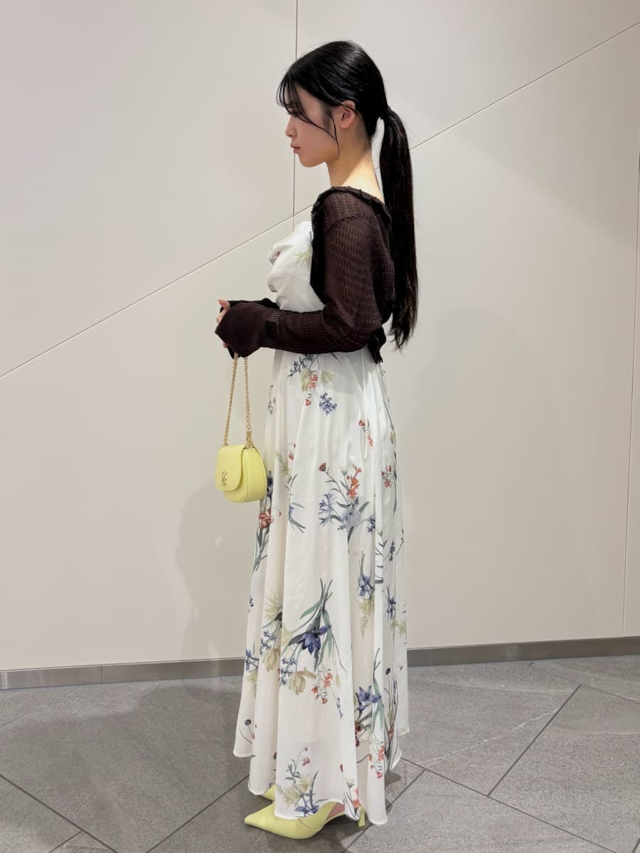 ブラウン系のカーディガン/ボレロ、ホワイト系のワンピース、イエロー系のパンプスを着用したレディースの冬コーディネートの3枚目の写真