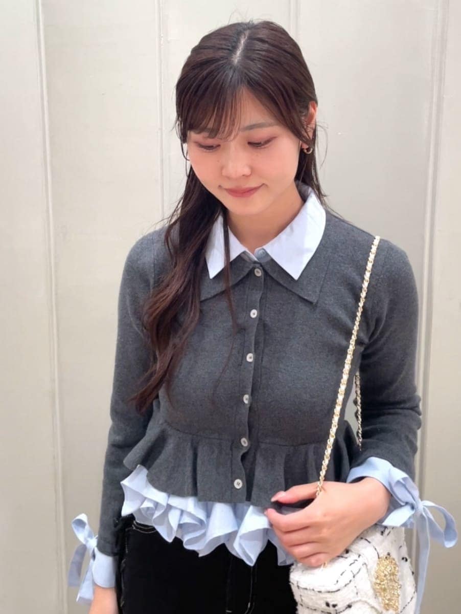 ブラック系のデニムパンツ、グレー系のカーディガン/ボレロ、ブラック系のパンプスを着用したレディースの秋コーディネートの8枚目の写真
