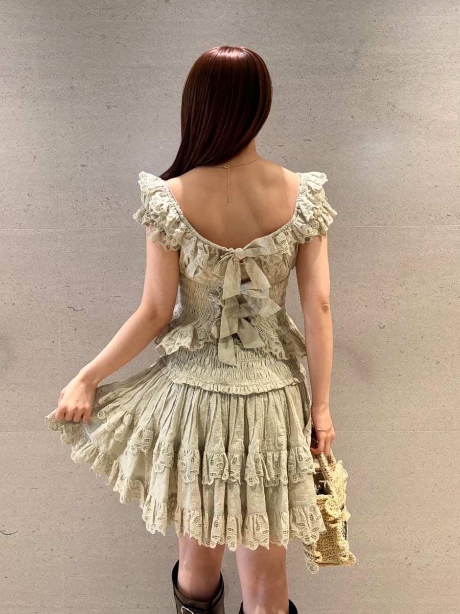 ブルー系のブルゾン、グリーン系のその他パンツ、グリーン系のシャツ/ブラウスを着用したレディースの春コーディネートの9枚目の写真