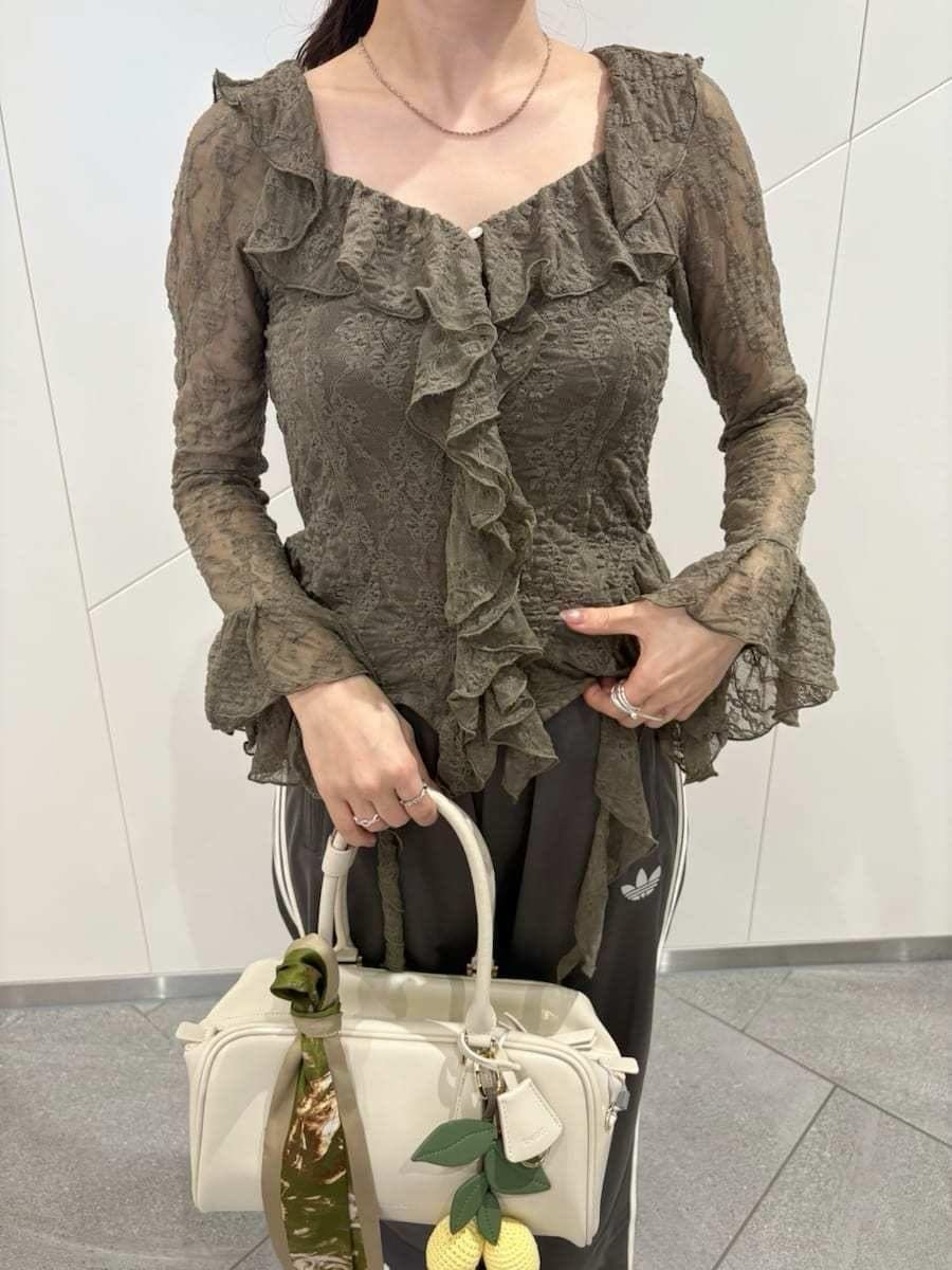 グリーン系のTシャツ/カットソー、グレー系のその他パンツ、ホワイト系のボストンバッグを着用したレディースの冬コーディネートの5枚目の写真