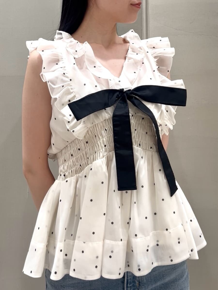 ブルー系のデニムパンツ、その他のシャツ/ブラウス、ベージュ系のサンダルを着用したレディースの夏コーディネートの4枚目の写真
