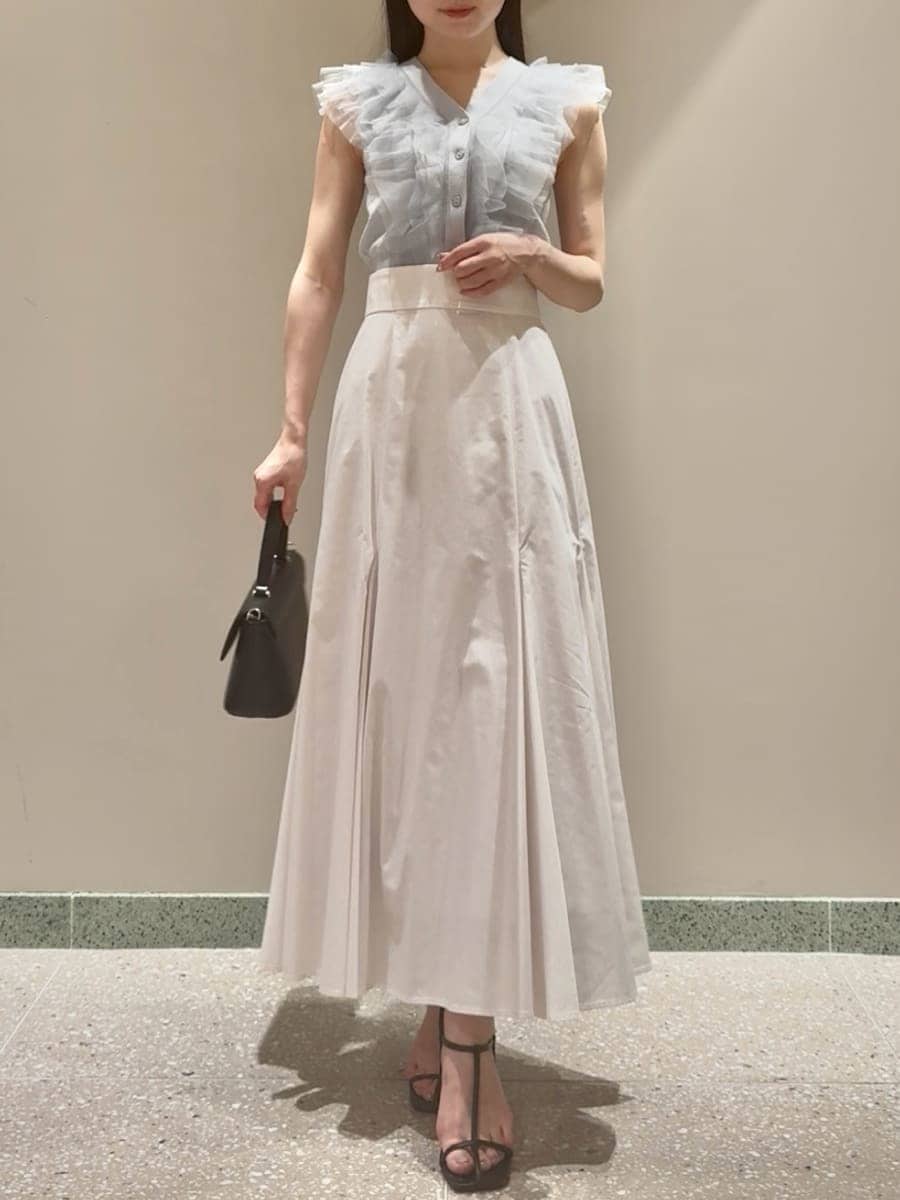 ブルー系のニット/セーター、ホワイト系のスカート、ブラック系のサンダルを着用したレディースの夏コーディネートの7枚目の写真