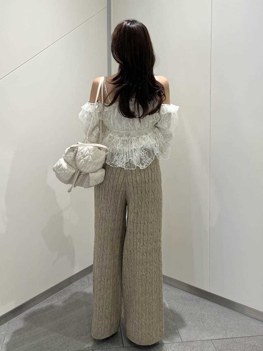 ブラウン系のその他パンツ、ホワイト系のシャツ/ブラウス、ブラウン系のパーカーを着用したレディースの秋コーディネートの8枚目の写真