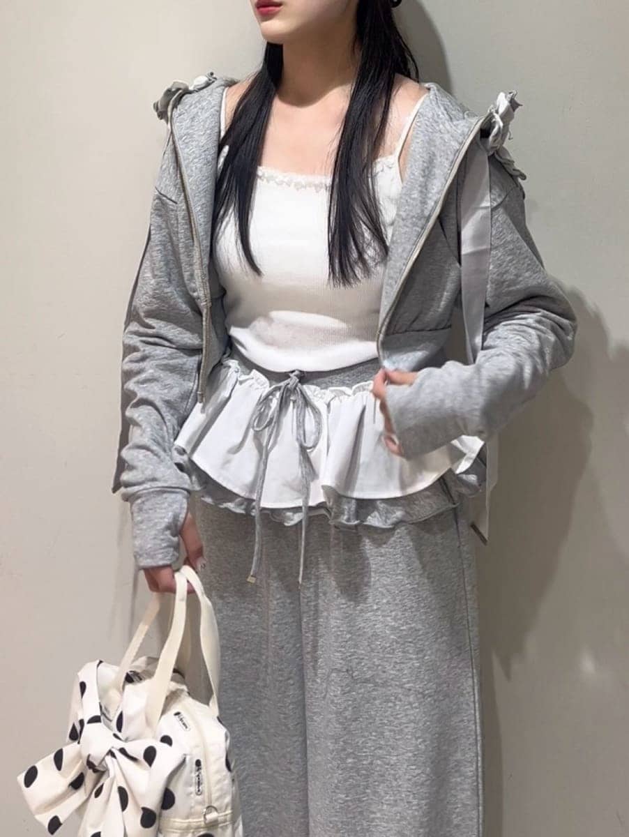 ホワイト系のショルダーバッグ、グレー系のその他パンツ、グレー系のパーカーを着用したレディースの夏コーディネートの4枚目の写真