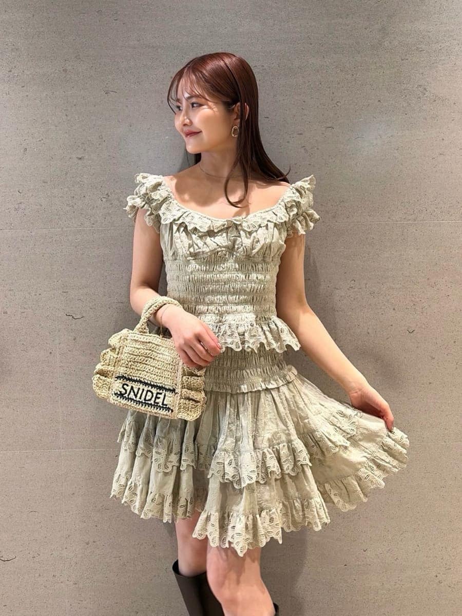 ブルー系のブルゾン、グリーン系のその他パンツ、グリーン系のシャツ/ブラウスを着用したレディースの春コーディネートの10枚目の写真