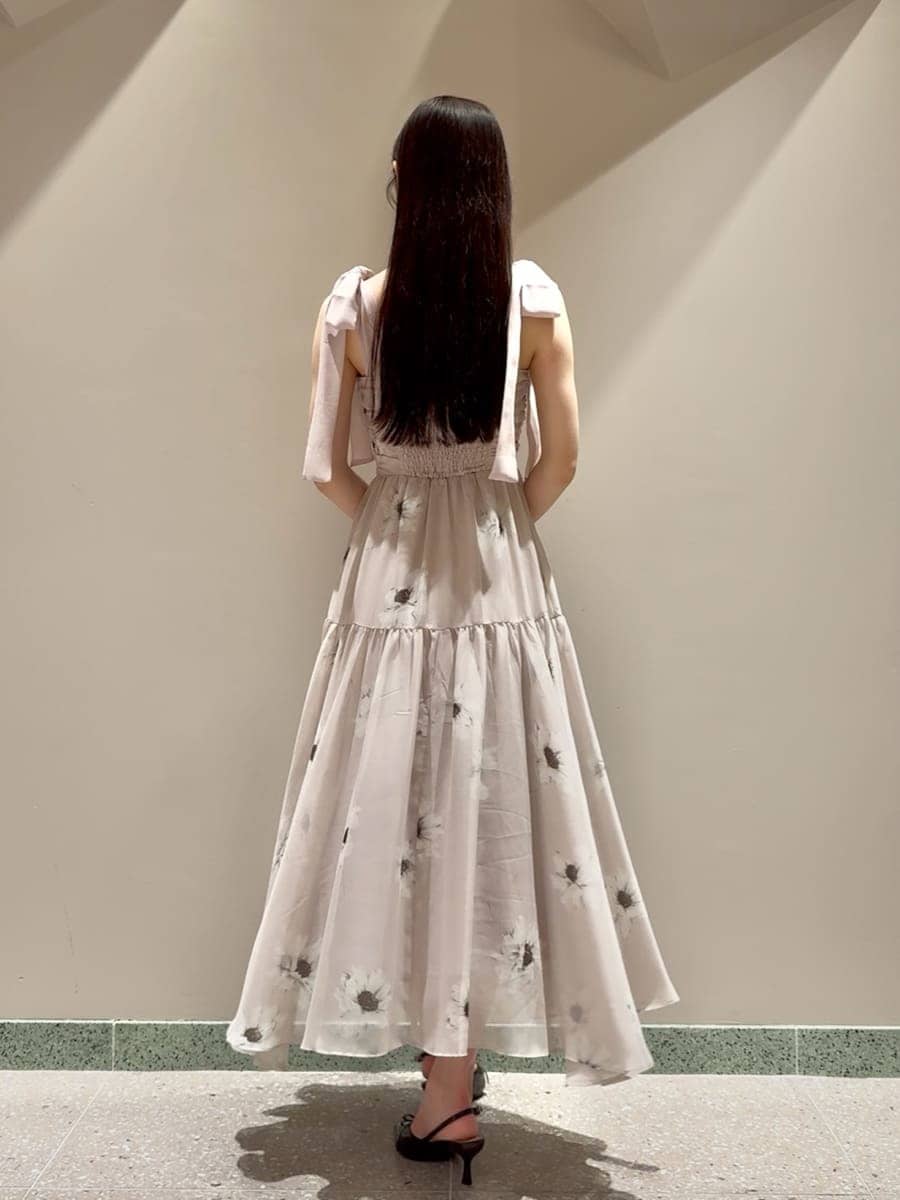 ピンク系のワンピース、ブラウン系のショルダーバッグ、シルバー系のピアス（両耳用）を着用したレディースの夏コーディネートの3枚目の写真