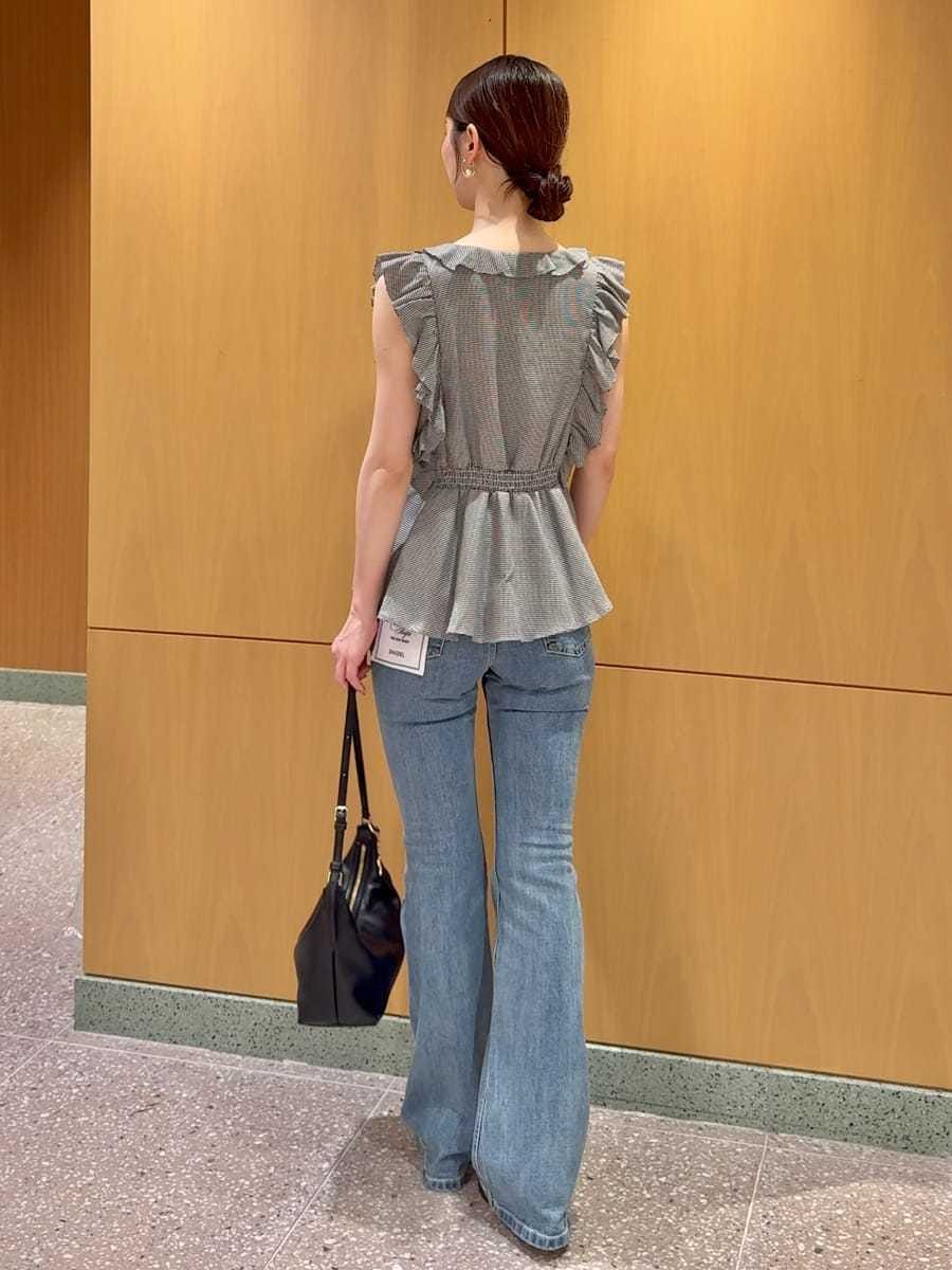 その他のシャツ/ブラウス、ブラウン系のサンダル、ブラック系のショルダーバッグを着用したレディースの夏コーディネートの3枚目の写真
