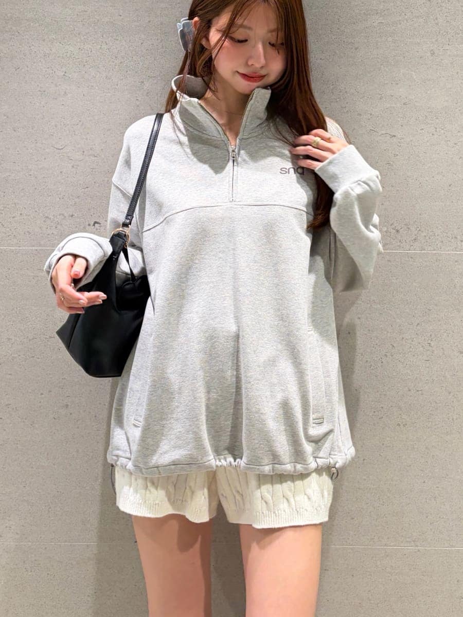 ブラック系のローファー、ホワイト系のその他パンツ、グレー系のTシャツ/カットソーを着用したレディースの秋コーディネートの5枚目の写真
