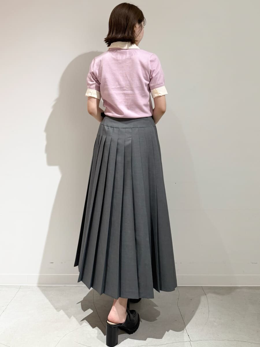 イエロー系のボストンバッグ、ピンク系のニット/セーター、グレー系のスカートを着用したレディースの夏コーディネートの10枚目の写真