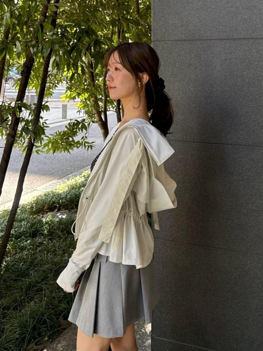 グレー系のスカート、ブラック系のキャミソール、ブラック系のショルダーバッグを着用したレディースの春コーディネートの5枚目の写真