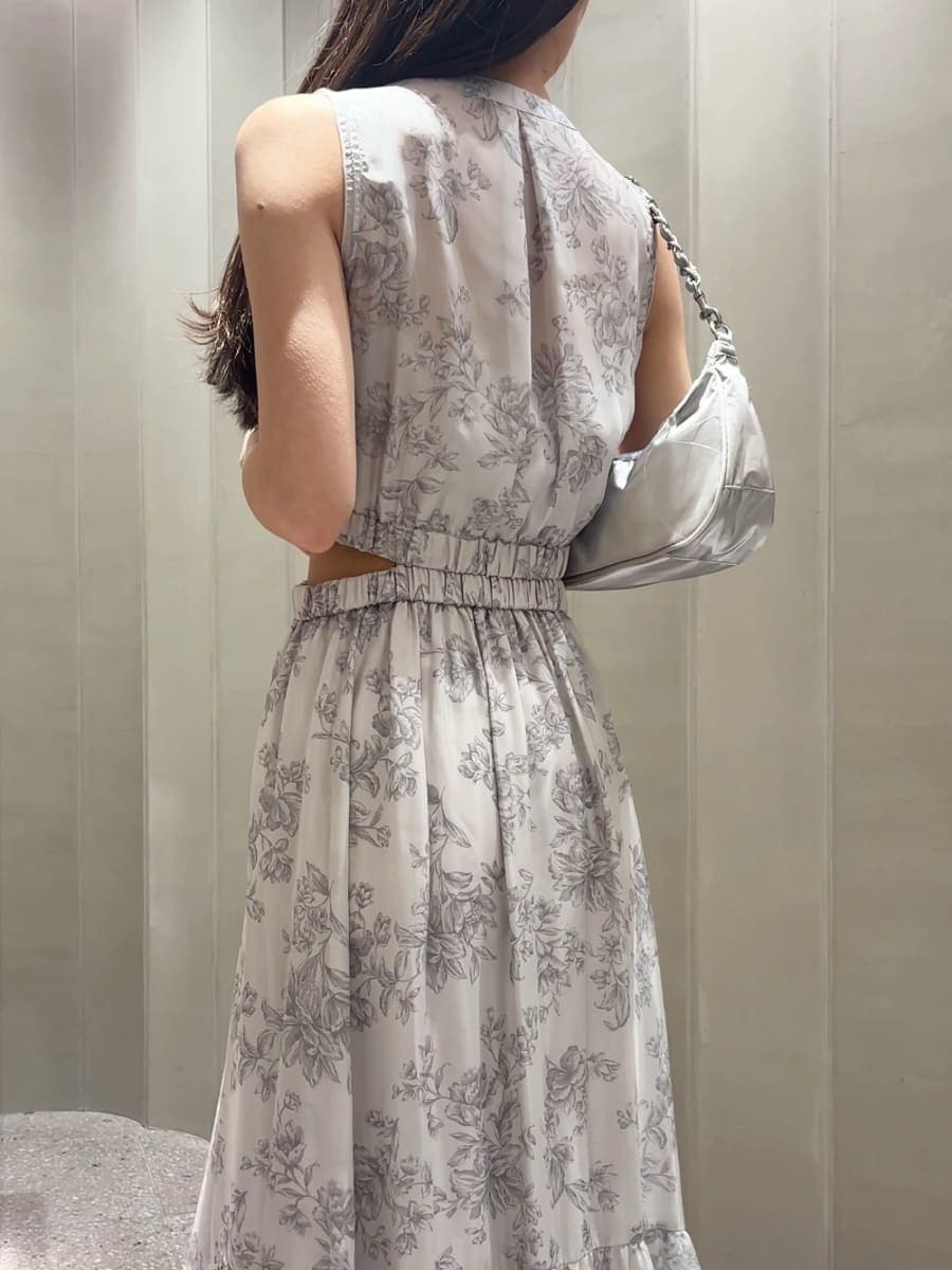 グレー系のワンピース、シルバー系のショルダーバッグ、ホワイト系のサンダルを着用したレディースの夏コーディネートの6枚目の写真