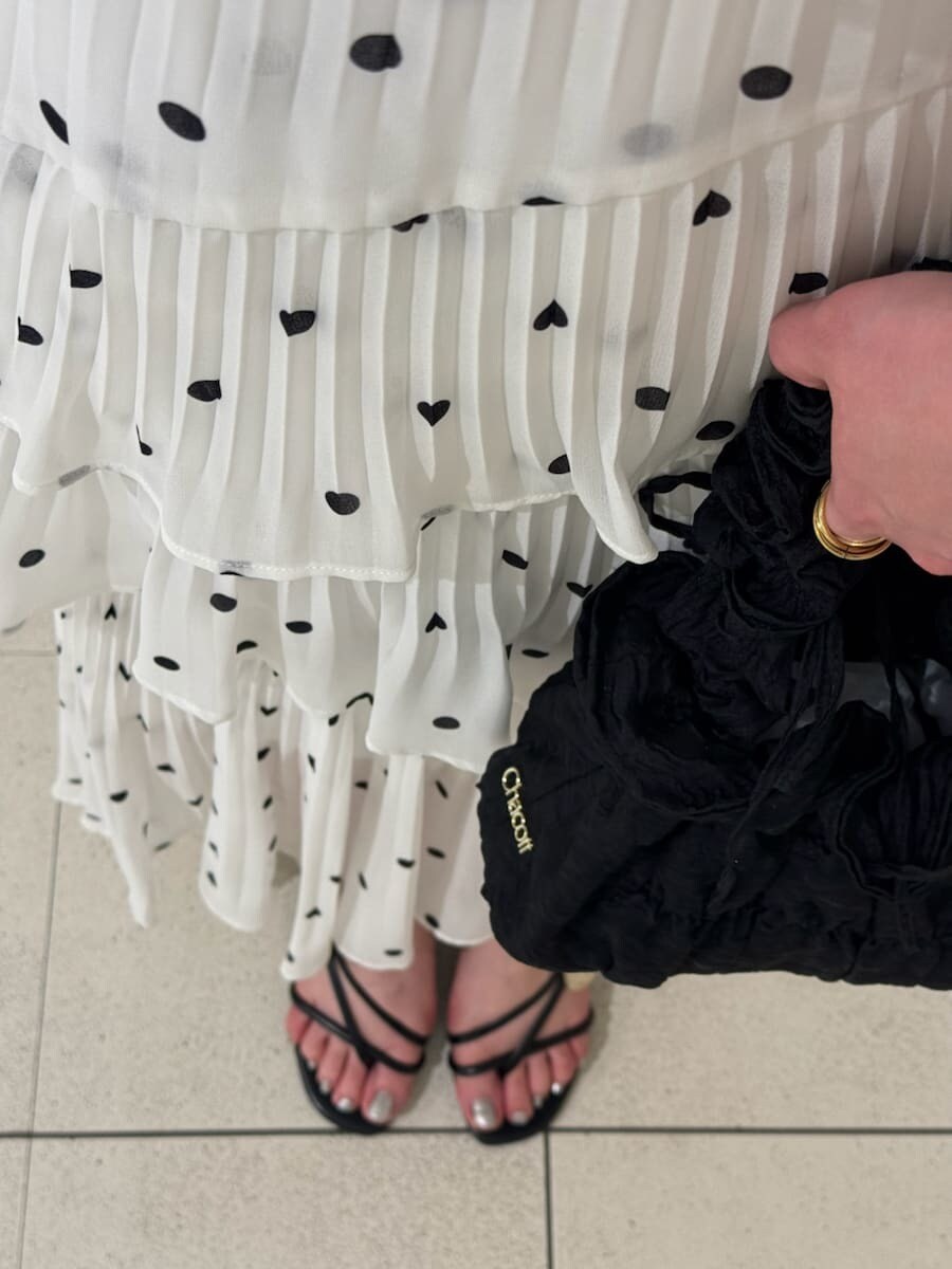 その他のスカート、グリーン系のシャツ/ブラウス、ホワイト系の折りたたみ傘を着用したレディースの春コーディネートの9枚目の写真