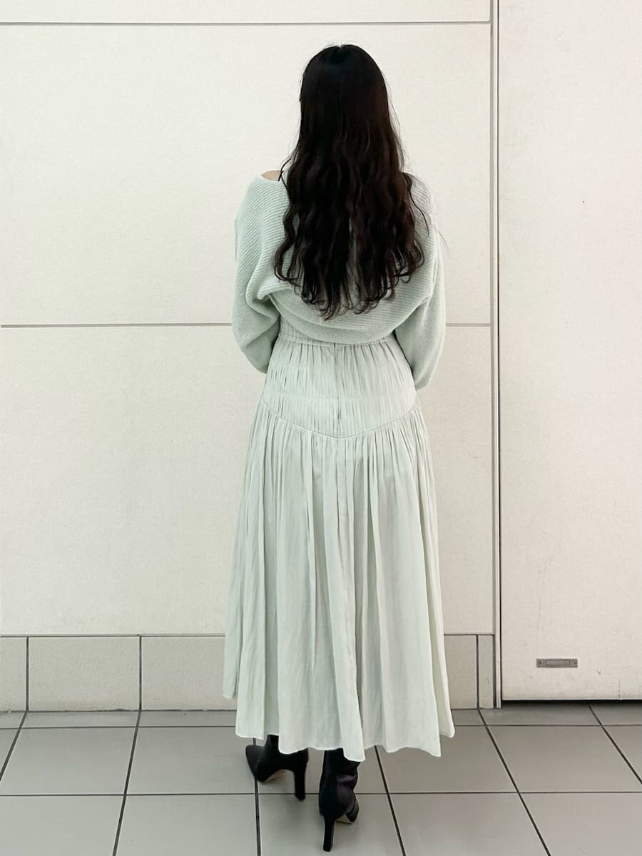 ブラック系のブーツ、グリーン系のワンピース、グリーン系のカーディガン/ボレロを着用したレディースの冬コーディネートの5枚目の写真