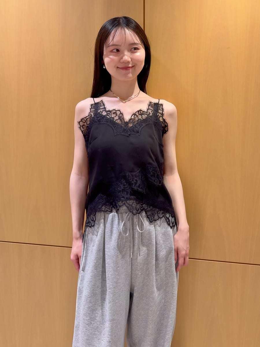 シルバー系のハンドバッグ、グレー系のその他パンツ、ブラック系のキャミソールを着用したレディースの春コーディネートの4枚目の写真