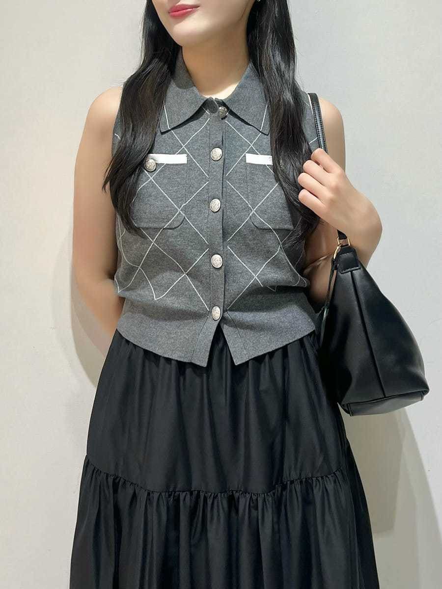 グレー系のワンピース、ブラック系のショルダーバッグを着用したレディースの夏コーディネートの3枚目の写真