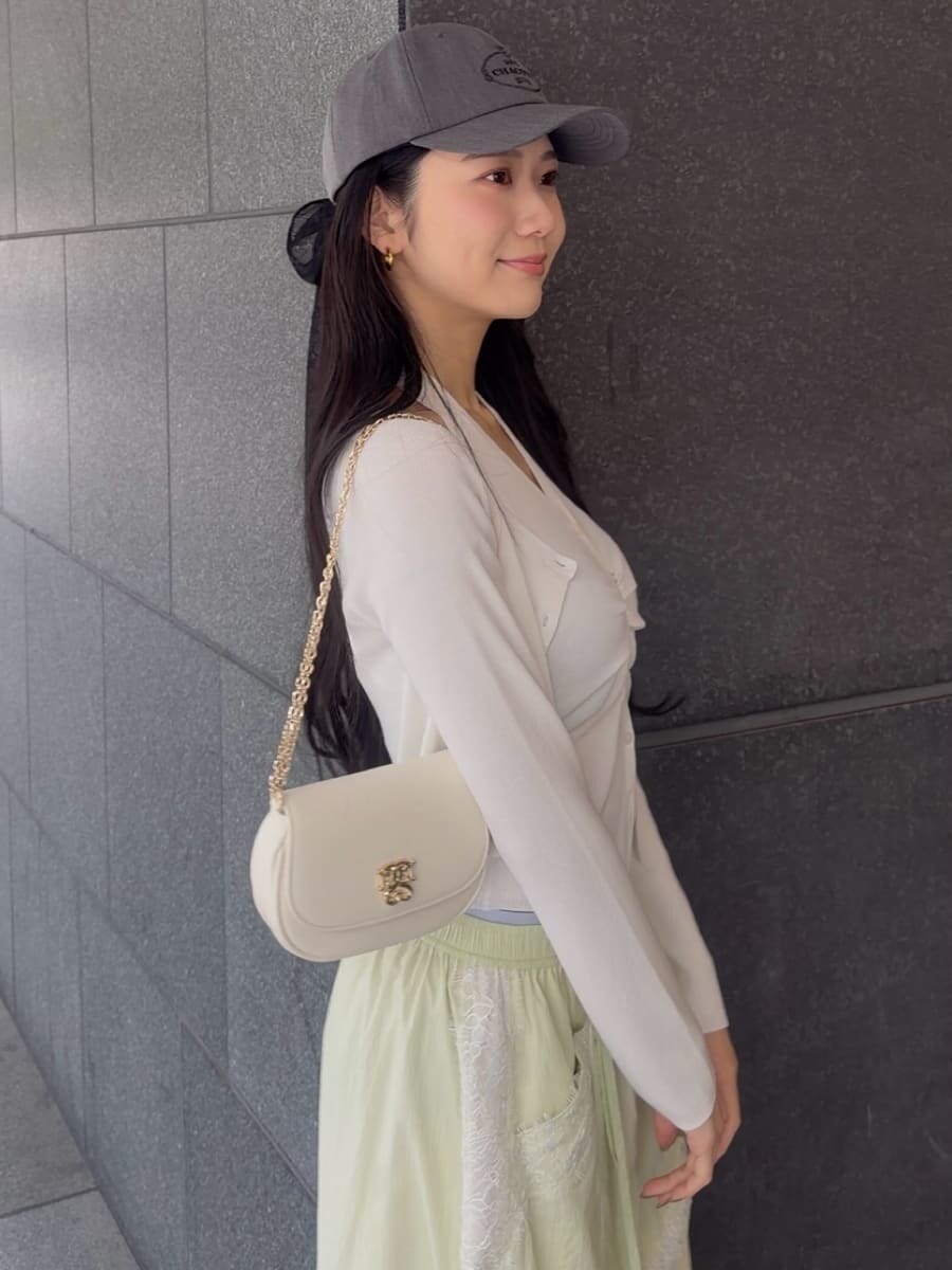 ホワイト系のカーディガン/ボレロ、グリーン系のその他パンツ、ホワイト系のショルダーバッグを着用したレディースの春コーディネートの5枚目の写真