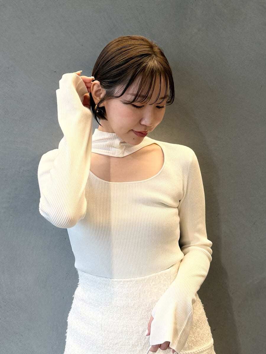 ホワイト系のダウンジャケット/コート、ホワイト系のニット/セーターを着用したレディースの冬コーディネートの10枚目の写真