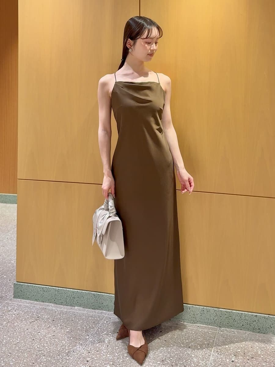 ホワイト系のテーラードジャケット、ブラウン系のパンプス、ベージュ系のハンドバッグを着用したレディースの春コーディネートの4枚目の写真