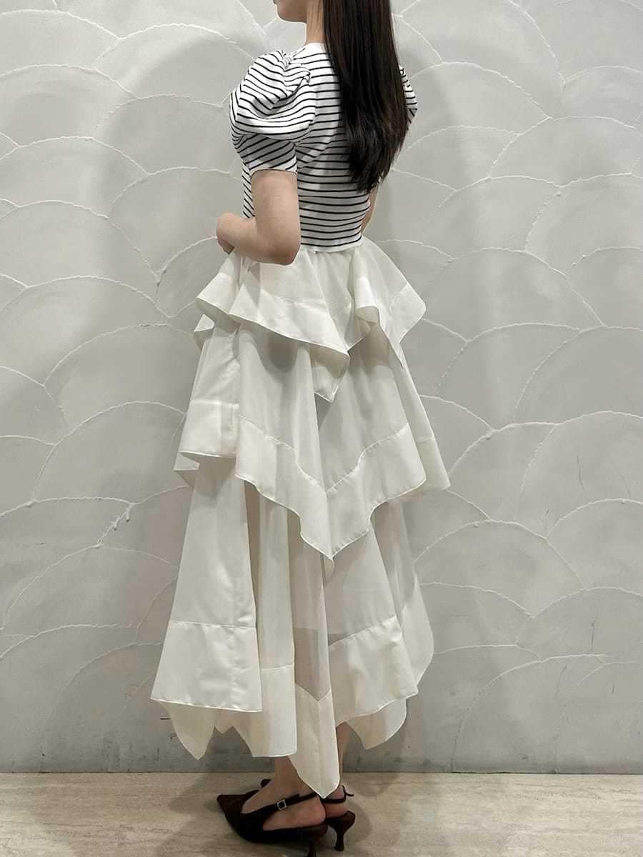 ホワイト系のスカート、その他のカーディガン/ボレロを着用したレディースの春コーディネートの4枚目の写真