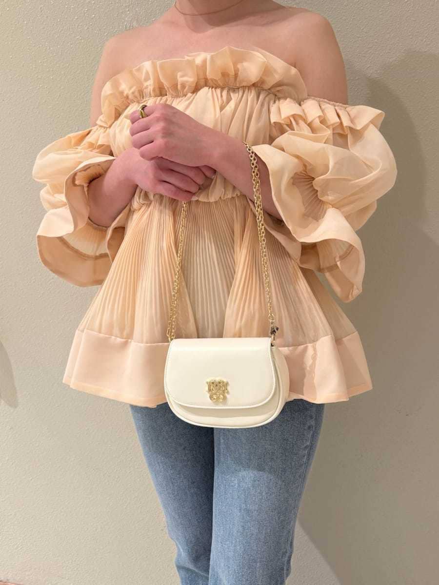 ブルー系のその他パンツ、オレンジ系のその他トップス、その他のパンプスを着用したレディースの春コーディネートの6枚目の写真