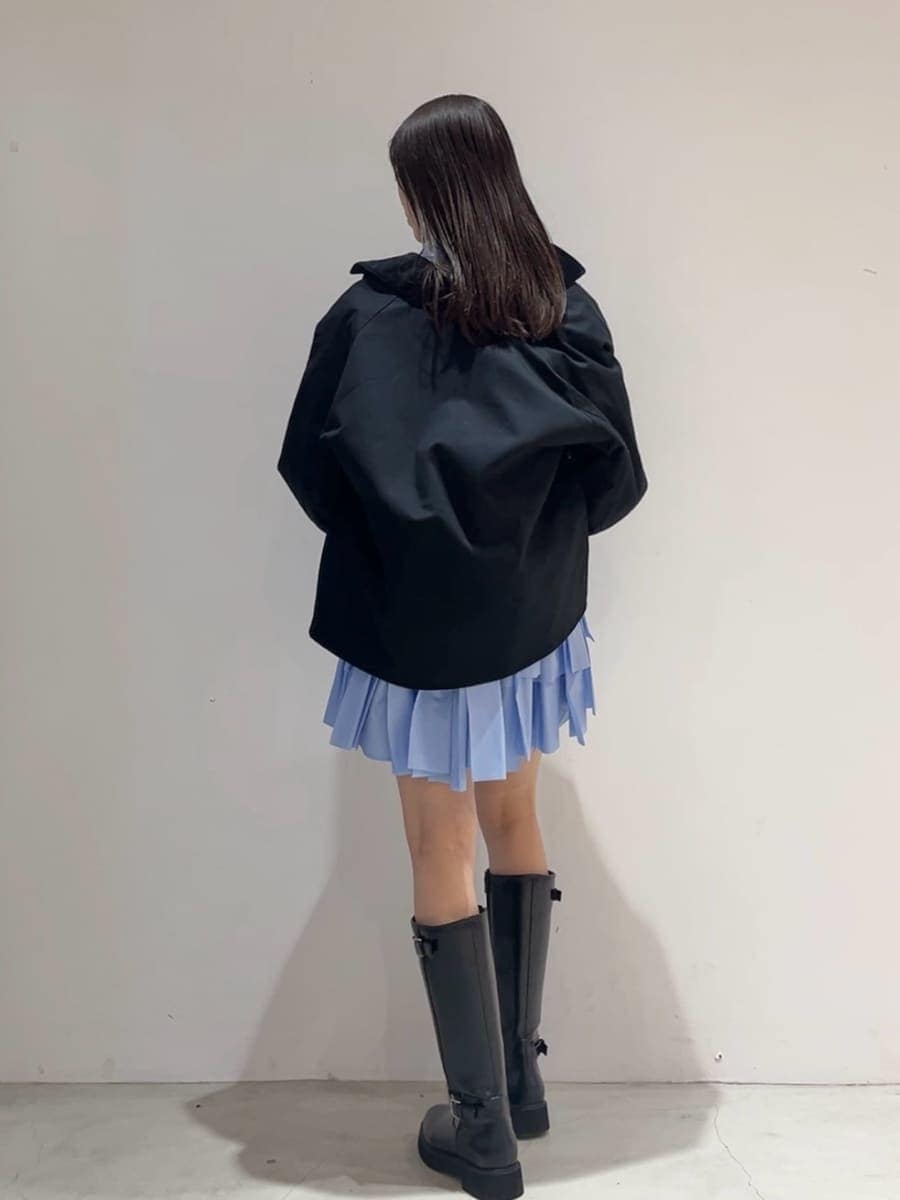 ブルー系のワンピース、ブラック系のブルゾン、ブラック系のブーツを着用したレディースの秋コーディネートの5枚目の写真