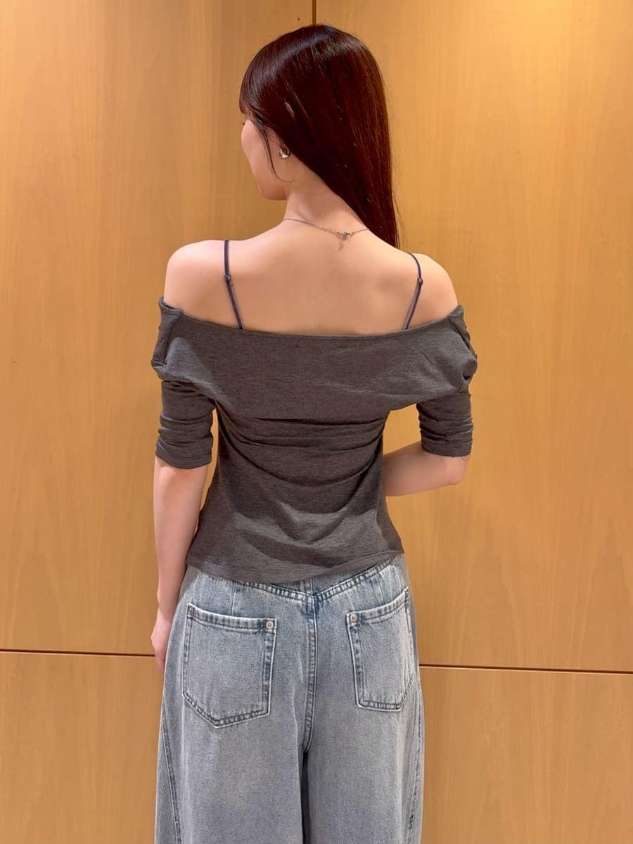 ブルー系のデニムパンツ、グレー系のキャミソール、その他のサンダルを着用したレディースの夏コーディネートの5枚目の写真