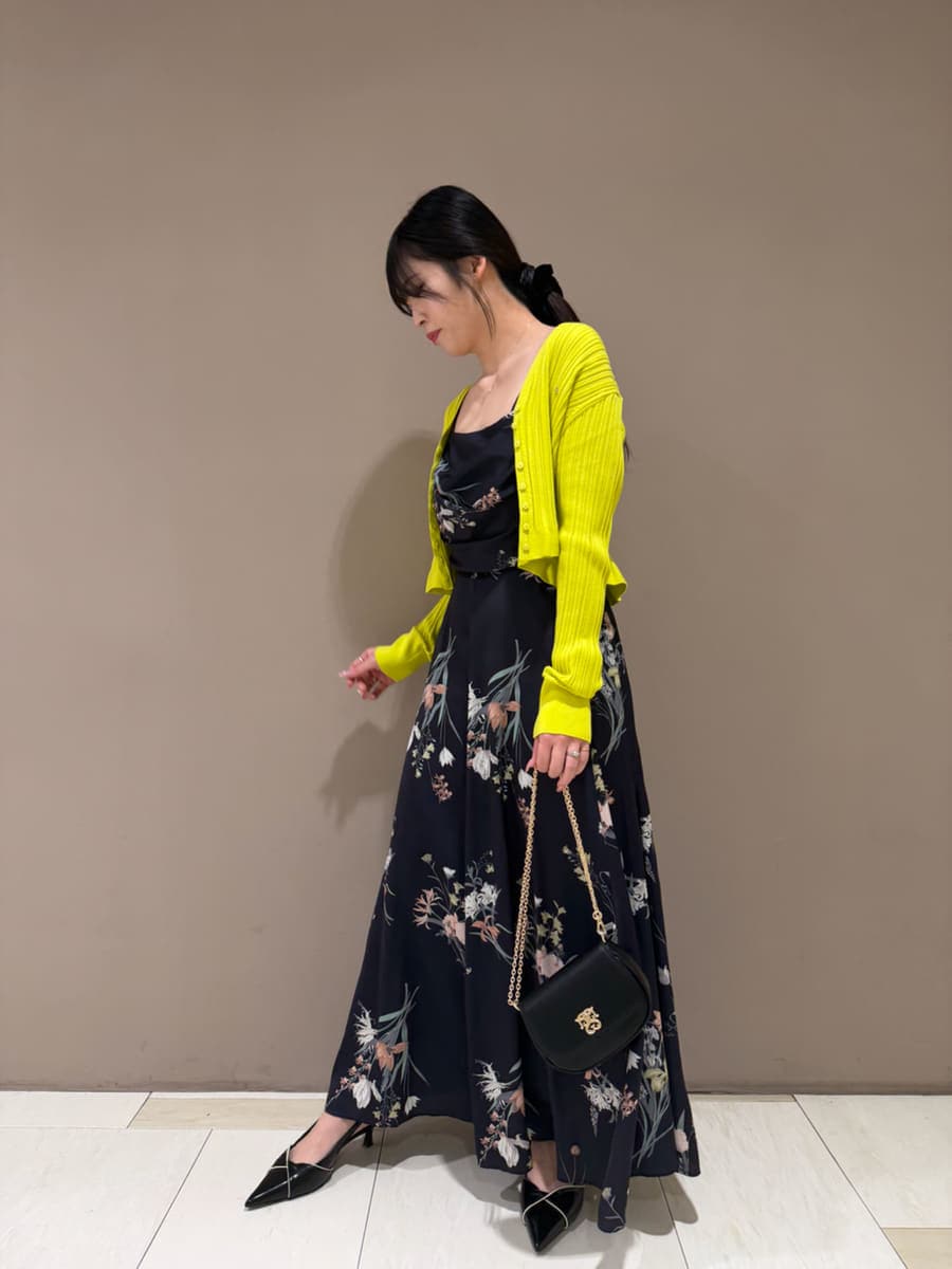 イエロー系のカーディガン/ボレロ、ブルー系のワンピース、ブラック系のパンプスを着用したレディースの冬コーディネートの3枚目の写真