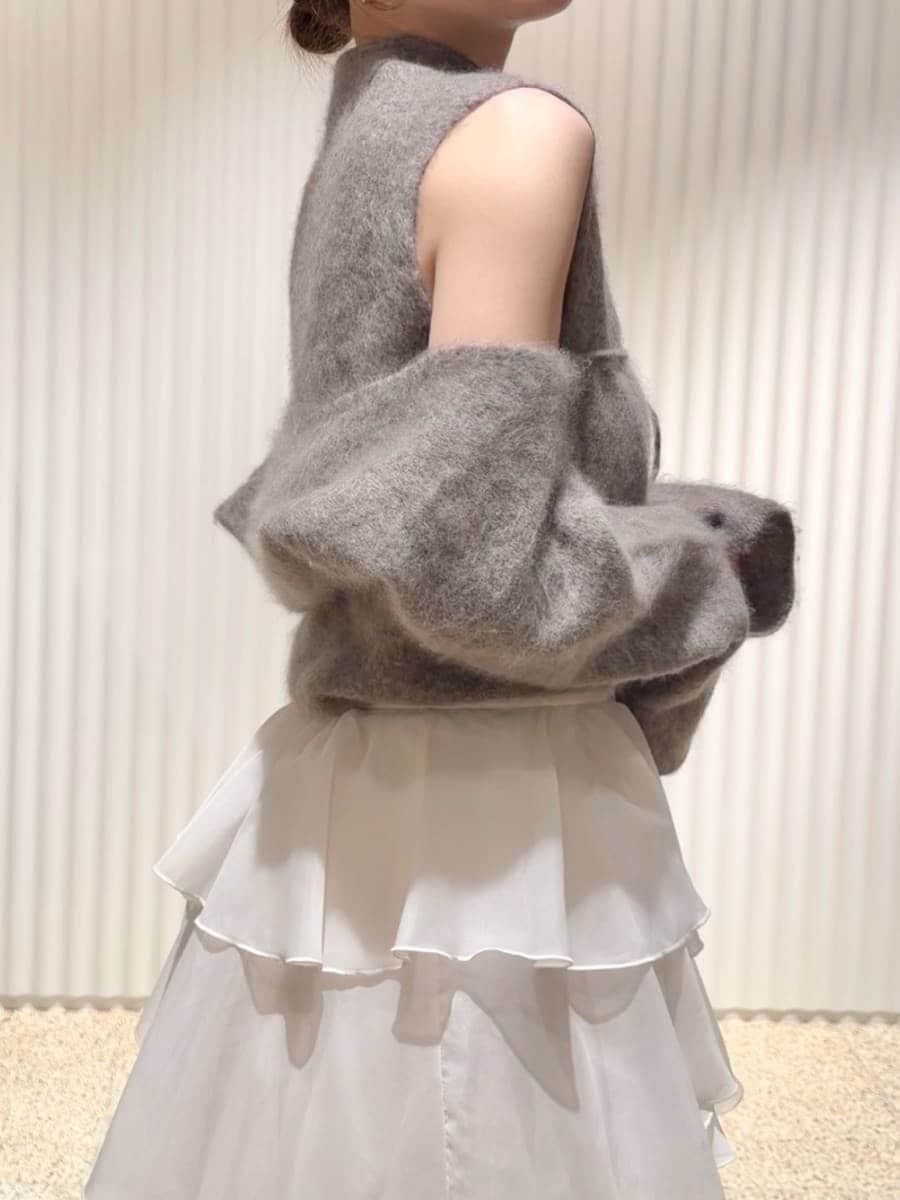 ホワイト系のスカート、ホワイト系のTシャツ/カットソー、ホワイト系のカーディガン/ボレロを着用したレディースの秋コーディネートの8枚目の写真