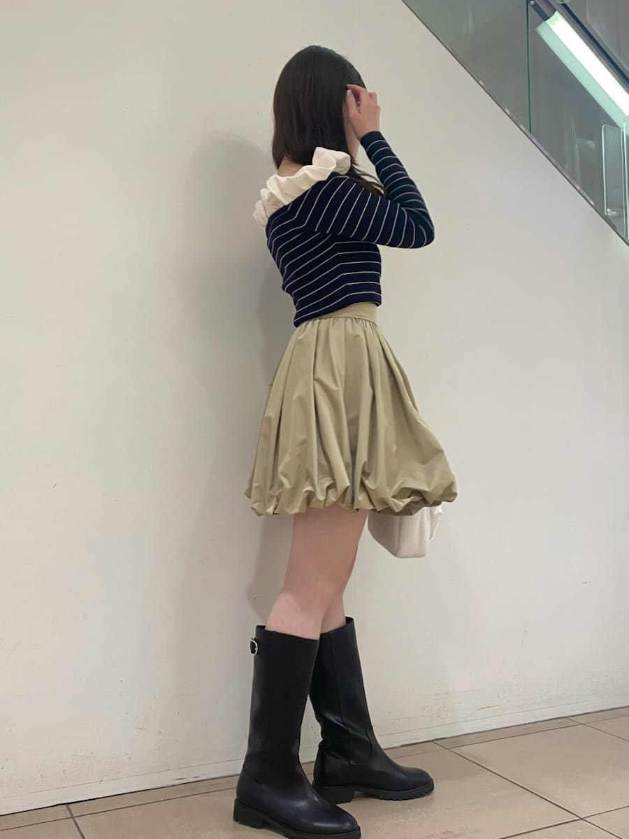 ベージュ系のその他パンツ、その他のニット/セーターを着用したレディースの冬コーディネートの3枚目の写真