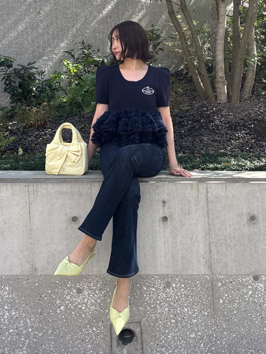 ブルー系のその他パンツ、ブルー系のニット/セーター、イエロー系のパンプスを着用したレディースの春コーディネートの8枚目の写真